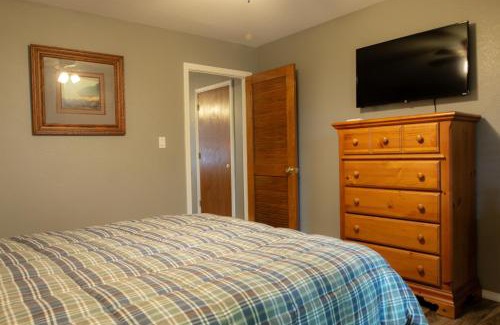 Mead House | Lakeview Room 2 Queens - 20
