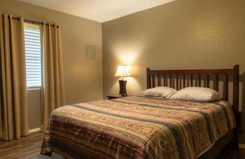 Mead House | Lakeview Room 2 Queens - 22