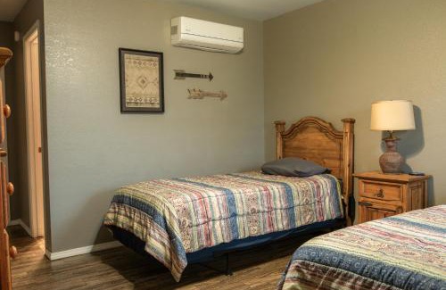 Mead House | Lakeview Room Twin Beds - 21