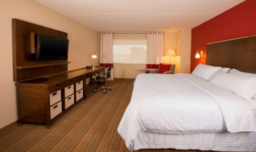 Winnipeg Hotel | Lakeview Signature, Trademark Collection by Wyndham