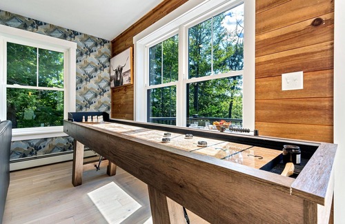 Bryant Pond House | Lakeview & Ski -HotTub!FirePit! Theatre! & CloseToSki! Dog Friendly! Sleeps 12