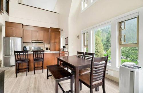 Harrison Hot Springs Apartment | Lakeview Splendor- 7BR Penthouse Bliss Combo unit