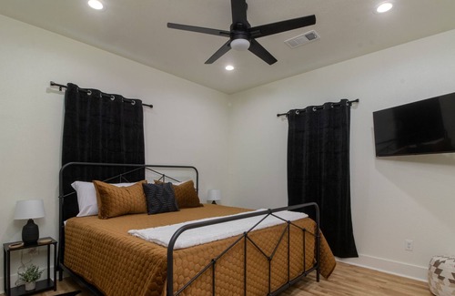 Durant House | Lakeview sunsets and 10 miles from Choctaw Casino!