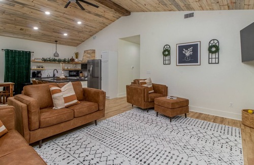 Durant House | Lakeview sunsets and 10 miles from Choctaw Casino!