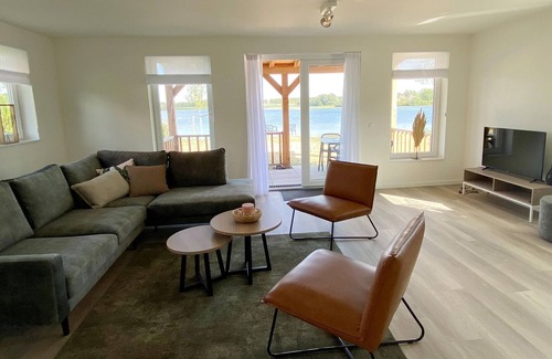 Municipality of Nissewaard House | Lakeview villa with swimming and fishing pier