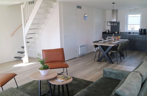 Municipality of Nissewaard House | Lakeview villa with swimming and fishing pier