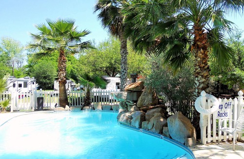 Kingsland Condo | *LakeViewCondo! Boat Slip Included! Steps2Lake*