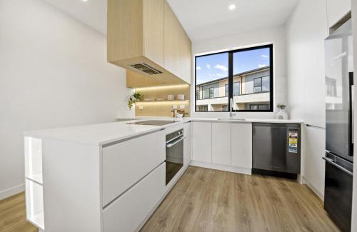 Takapuna House | Lakewalk Retreat Luxe 3BR Home Near Lake and Beach