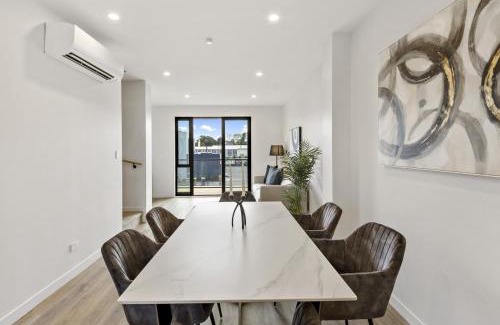 Takapuna House | Lakewalk Retreat Luxe 3BR Home Near Lake and Beach