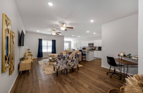 Bentonville - Fayetteville House | Lakewood Lounge - Quiet Area, Walking Trails, Community Park