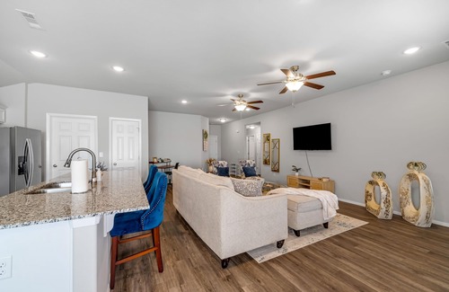 Bentonville - Fayetteville House | Lakewood Lounge - Quiet Area, Walking Trails, Community Park