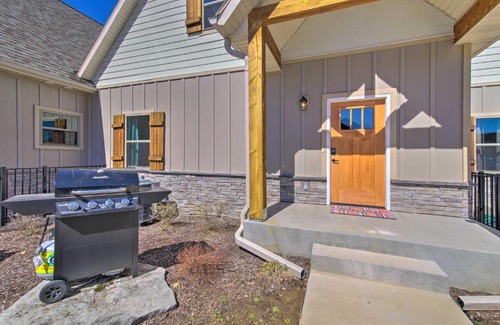 Lampe House | Lampe Retreat with Pool Access - Walk to Lake!
