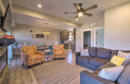 Lampe House | Lampe Retreat with Pool Access - Walk to Lake!