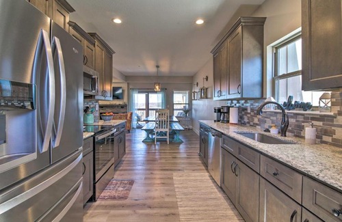 Lampe House | Lampe Retreat with Pool Access - Walk to Lake!
