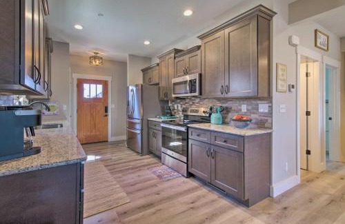 Lampe House | Lampe Retreat with Pool Access - Walk to Lake!