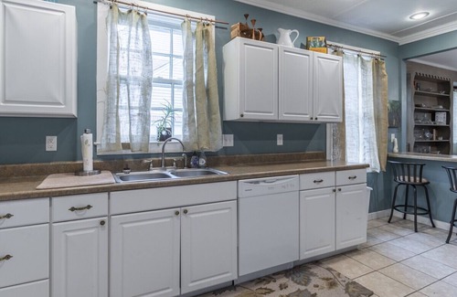 Starkville House | Lamplight Cottage, easy walk to Main Street!