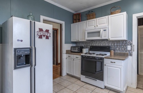 Starkville House | Lamplight Cottage, easy walk to Main Street!