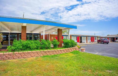 Independence Hotel | Lamplighter Inn By OYO Independence