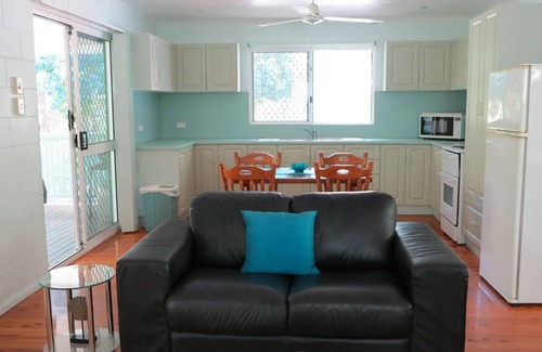 Arcadia Cottage | Lana's Cottage - Delightful, centrally located and spacious island cottage in tropical surrounds