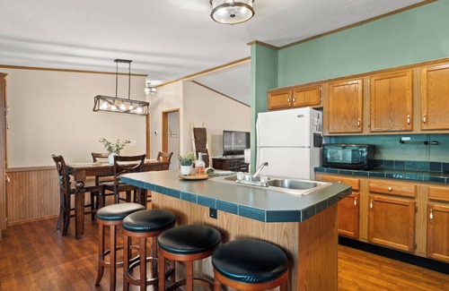 Negreet House | Lanan Lookout: Waterfront 3BR Retreat with Pier, Patio & Firepit