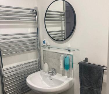 Burnham Apartment | Lancing Apartments - Spacious 2 Bed - Sleeps 6 - Burnham Village