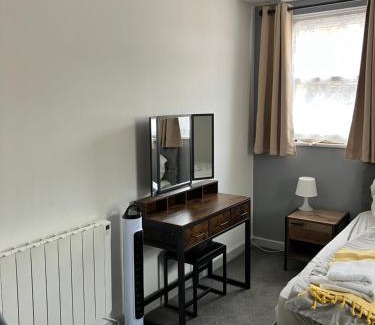 Burnham Apartment | Lancing Apartments - Spacious 2 Bed - Sleeps 6 - Burnham Village