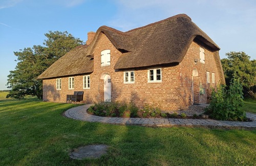 Neukirchen/Erzgeb House | Landglück, Reetdachhaus, See, Wlan, Meernah, Hell, Friesisch