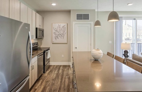Newberry Apartment | Landing | Amazing 1BD, Gym, Pool