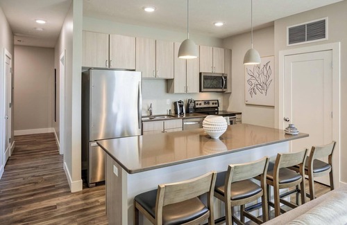 Newberry Apartment | Landing | Amazing 1BD, Gym, Pool