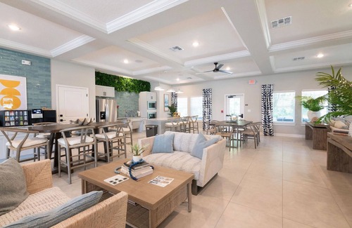 Newberry Apartment | Landing | Amazing 2BD, Gym, Pool