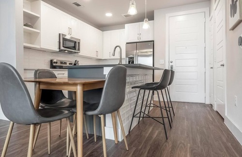 Wetmore Apartment | Landing | Amazing 2BD, Yoga Studio, Gym