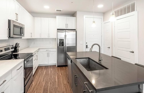 Wetmore Apartment | Landing | Amazing 2BD, Yoga Studio, Gym