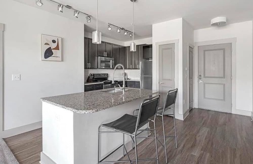 Crestline Heights Apartment | Landing at 4700 Colonnade - 2 Bedrooms in Overton