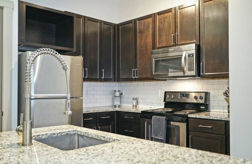 Crestline Heights Apartment | Landing at 4700 Colonnade - 2 Bedrooms in Overton