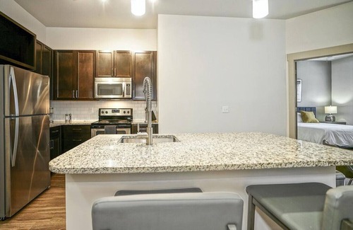 Crestline Heights Apartment | Landing at 4700 Colonnade - 2 Bedrooms in Overton