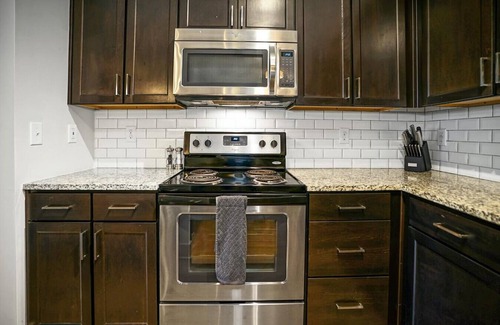 Crestline Heights Apartment | Landing at 4700 Colonnade - 1 Bedroom in Overton