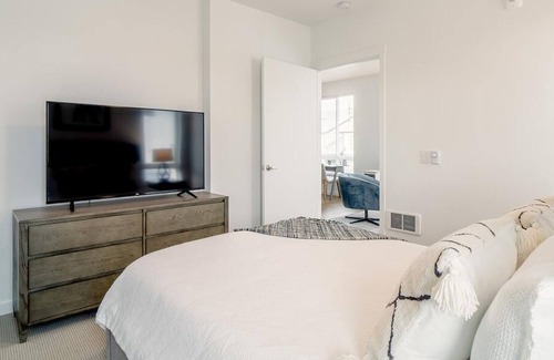 Silver Lake Apartment | Landing at Helm - 2 Bedrooms in Silver Lake