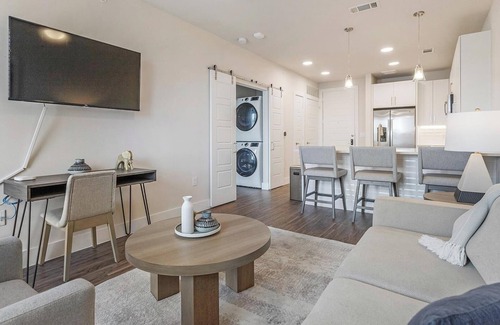 Wetmore Apartment | Landing at La Tierna - 1 Bedroom in Northwest Side