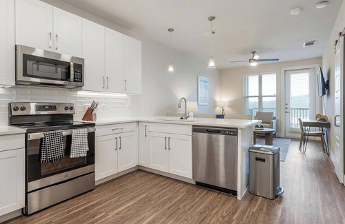 Wetmore Apartment | Landing at La Tierna - 1 Bedroom in Northwest Side