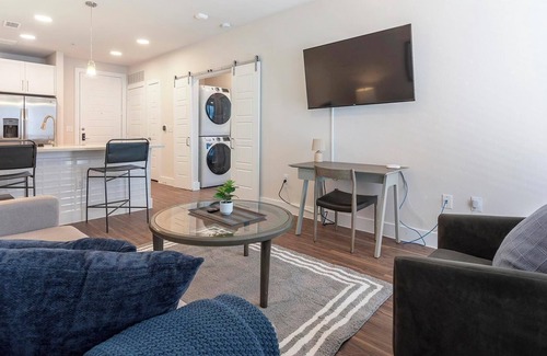 Wetmore Apartment | Landing at La Tierna - 1 Bedroom in Northwest Side