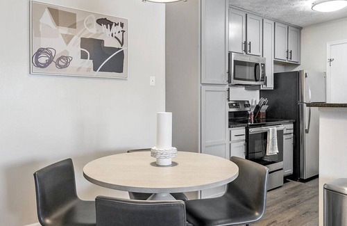 Lewis Center Apartment | Landing at Oak Creek at Polaris - 2 Bedrooms in Downtown Columbus