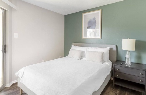 Dallas Apartment | Landing at Oak Meadow - 1 Bedroom in Dallas