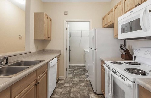 Holland Apartment | Landing at Quail Hollow at the Lakes - 2 Bedrooms in Springfield