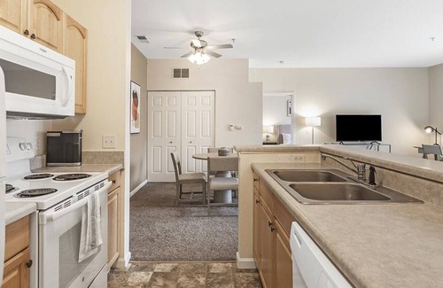 Holland Apartment | Landing at Quail Hollow at the Lakes - 2 Bedrooms in Springfield
