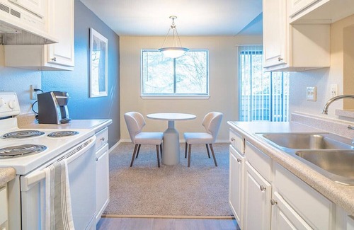 Downtown Apartment | Landing at Skyline Redmond - 1 Bedroom in Grass Lawn