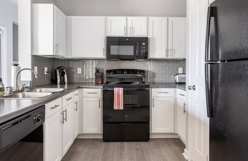 South Side Apartment | Landing at Stoneleigh Apartments - 2 Bedrooms in South Side