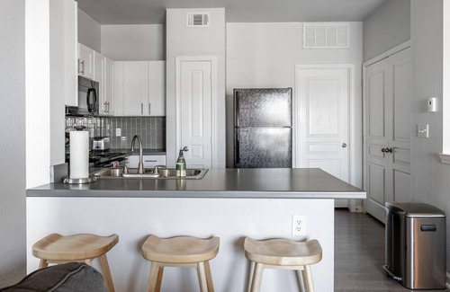 South Side Apartment | Landing at Stoneleigh Apartments - 2 Bedrooms in South Side