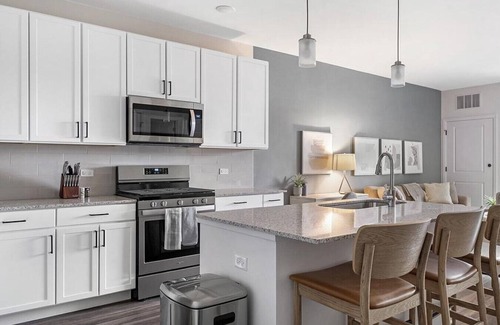Lombard Apartment | Landing at The 450 - 1 Bedroom in Downtown Lombard