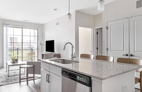 Lombard Apartment | Landing at The 450 - 1 Bedroom in Downtown Lombard