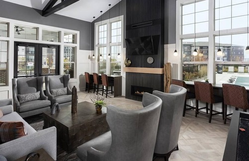 Lombard Apartment | Landing at The 450 - Studio in Downtown Lombard